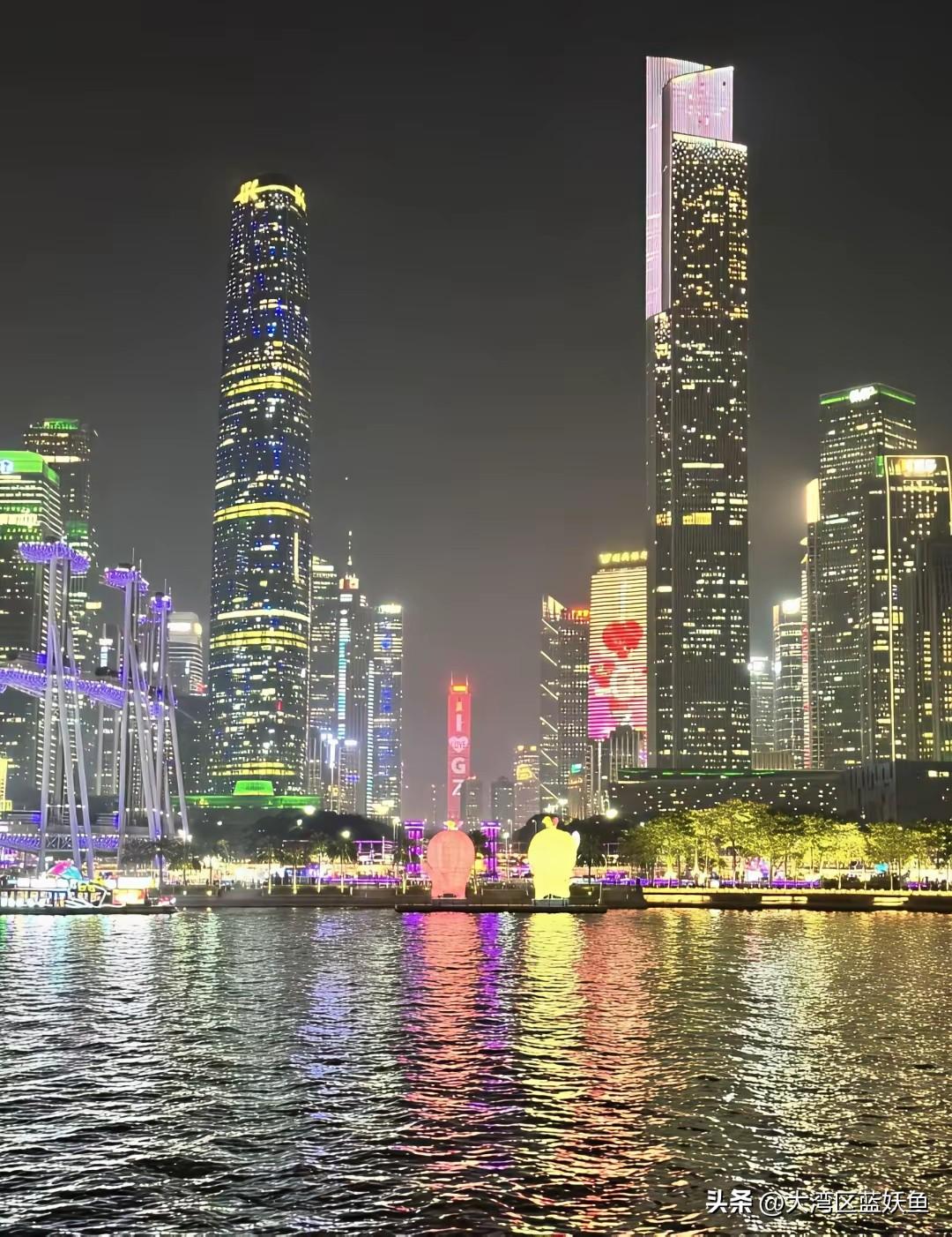 要说最美CBD，我投广州珠江新城一票，这对称美学是真的绝。
 
你站在花城广场中