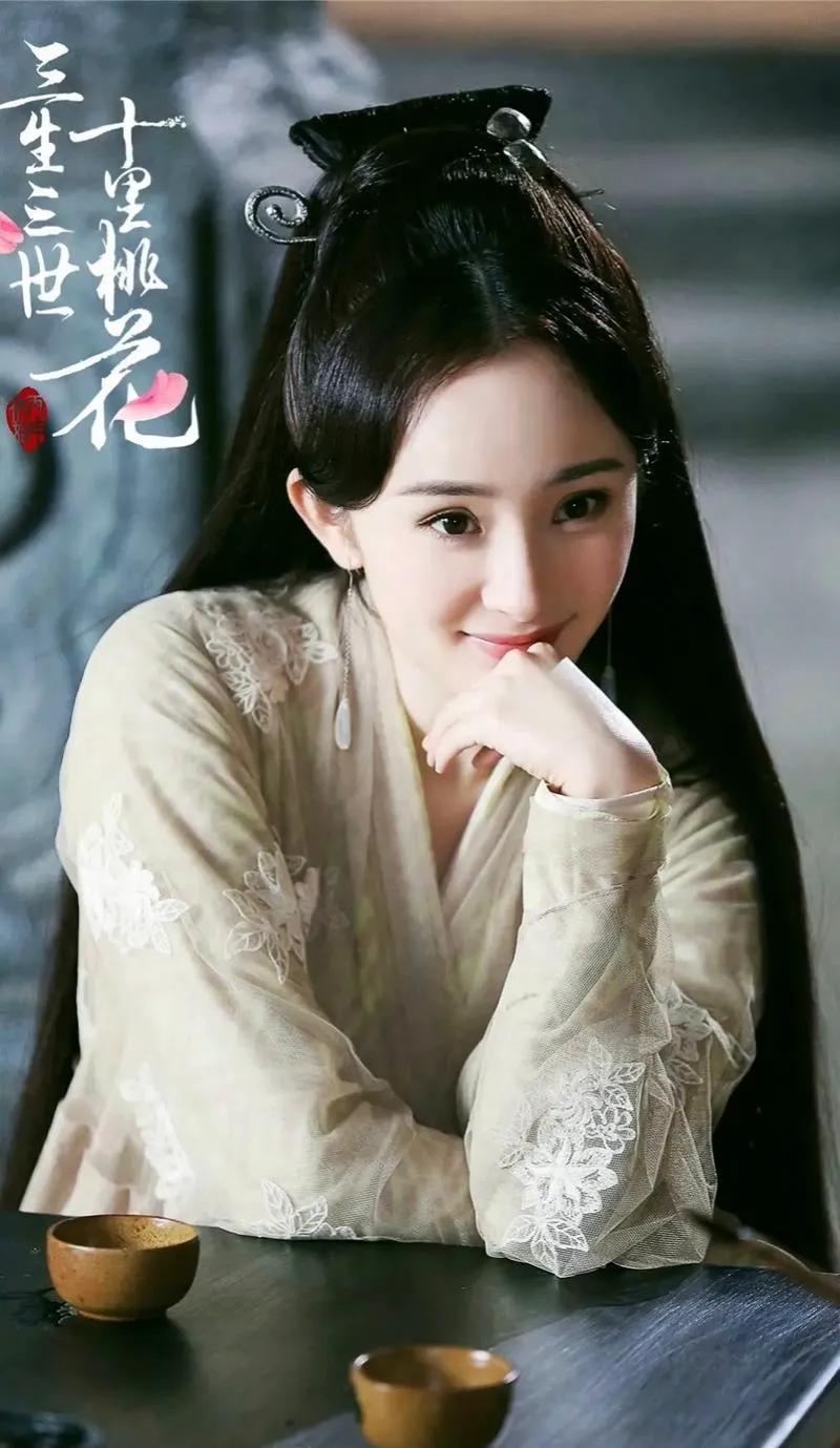 杨幂真的很会挑剧本，从《古剑奇谭》之后的角色，都是杨幂的自我选择。先是飒爽的《亲