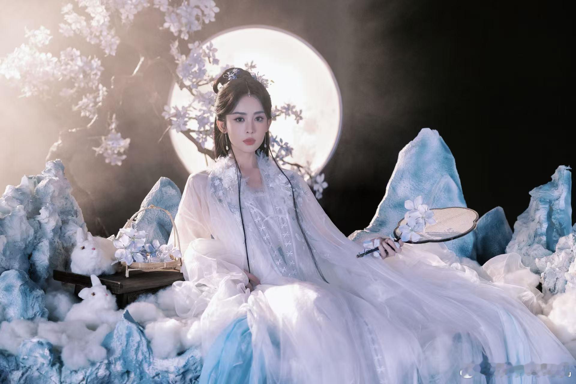 娜扎 神女下凡 造型师真的太懂娜扎了，轻纱的材质、颜色、剪裁都恰到好处，既能展现