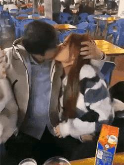 他的老爹一定是个大老板或者是个大领导，否则绝对拥护不了两个女人！