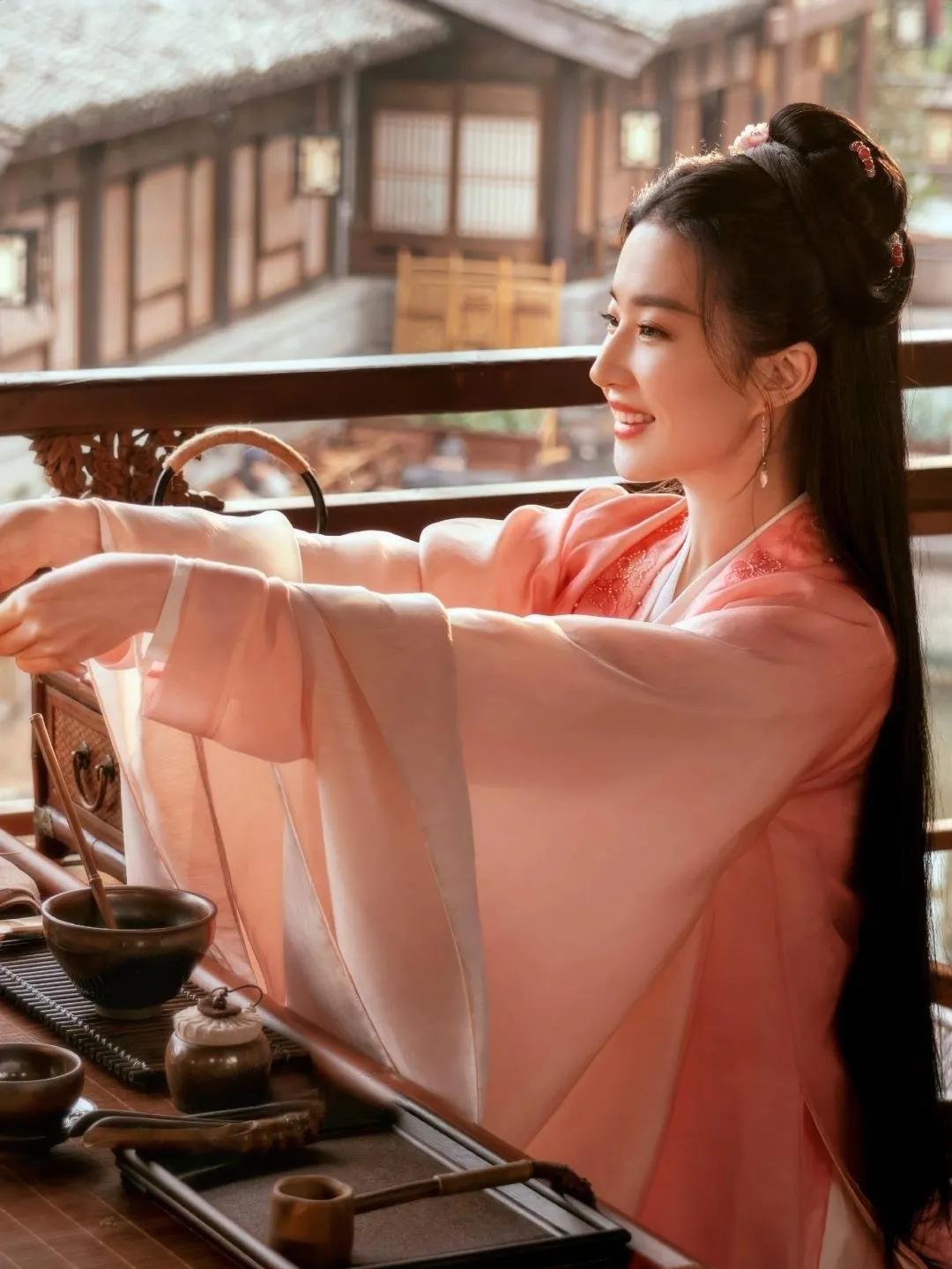 赵盼儿这个角色，在刘亦菲的演绎下更显得神秘而又充满魅力。

她的眼神深邃而清澈，