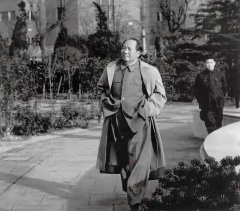 1953年主席首次到上海，就在这里工作到凌晨，朴素勤勉、气宇轩昂。 