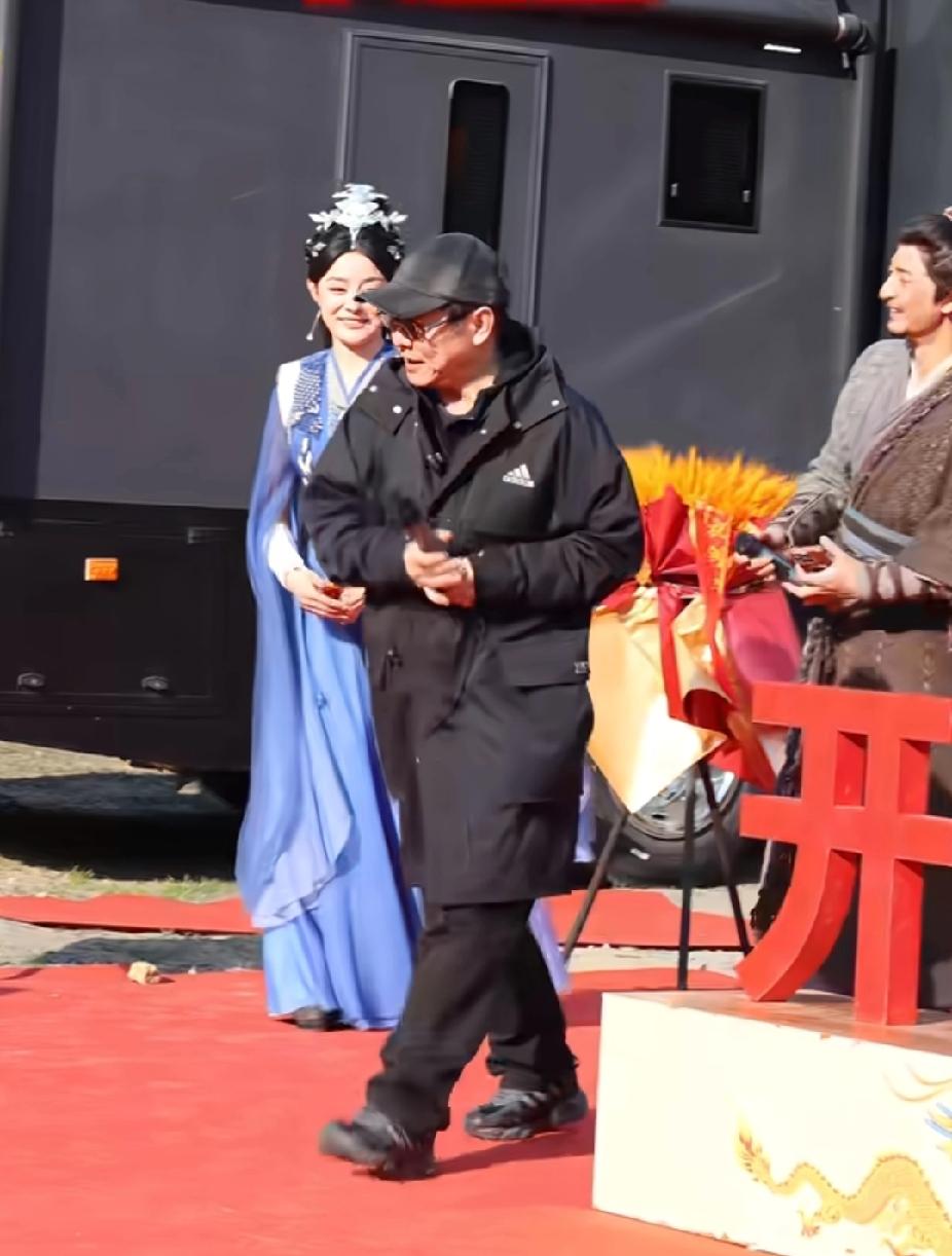 62岁李连杰近照曝光，当年《少林寺》的小和尚，如今步履蹒跚让人心疼
 
还记得《