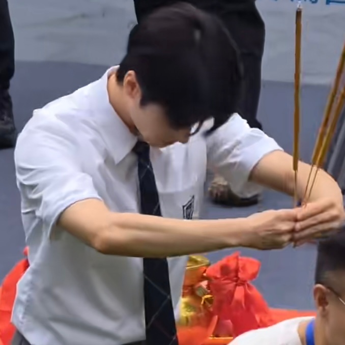 老哥的膀子都瘦没了😱 
