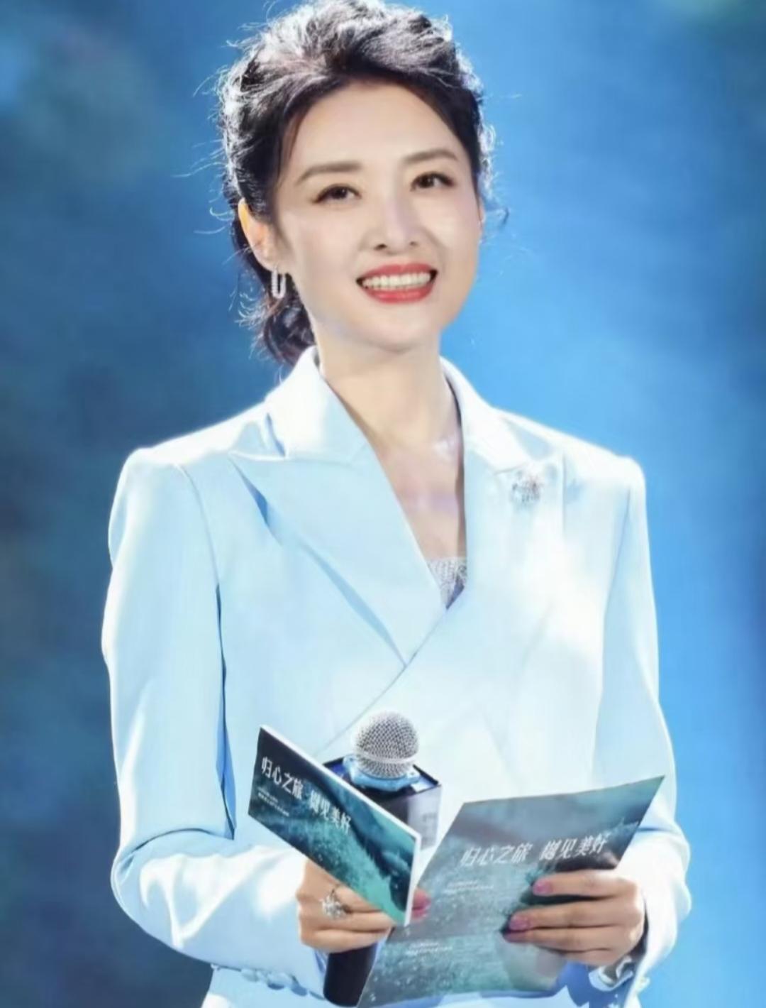 她“央视一姐”
“抛弃”前夫再嫁百亿富豪
央视辞职8年
如今56岁跨行当演员
曾