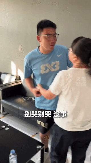 “这对母子上央视了！”北京，一对母子在洪水中被围困，上面派直升机救援，因救援直升