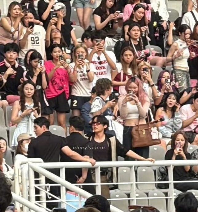 郑号锡去看BLACKPINK演唱会了郑号锡去BLACKPINK演唱会了 （！） 
