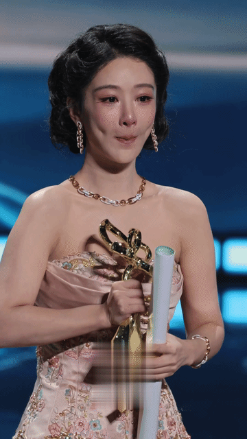 杨紫领奖哭成这样，妆容依然精致清透，不愧是女明星的妆容，哪怕眼泪哗哗的，眼妆半点