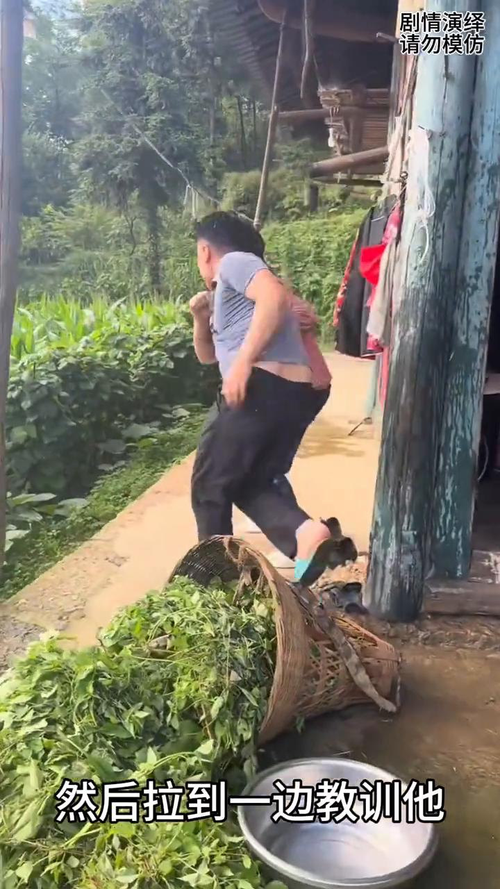 女子干完活回家被男子泼了一身水，这一幕真的太搞笑了。
女子从地里干完活回到家，谁
