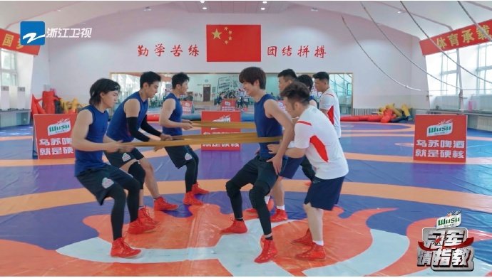 #李晨一天天使不完的牛劲# 李晨真不愧是大黑牛，一天天使不完的牛劲！互相拉弹力带