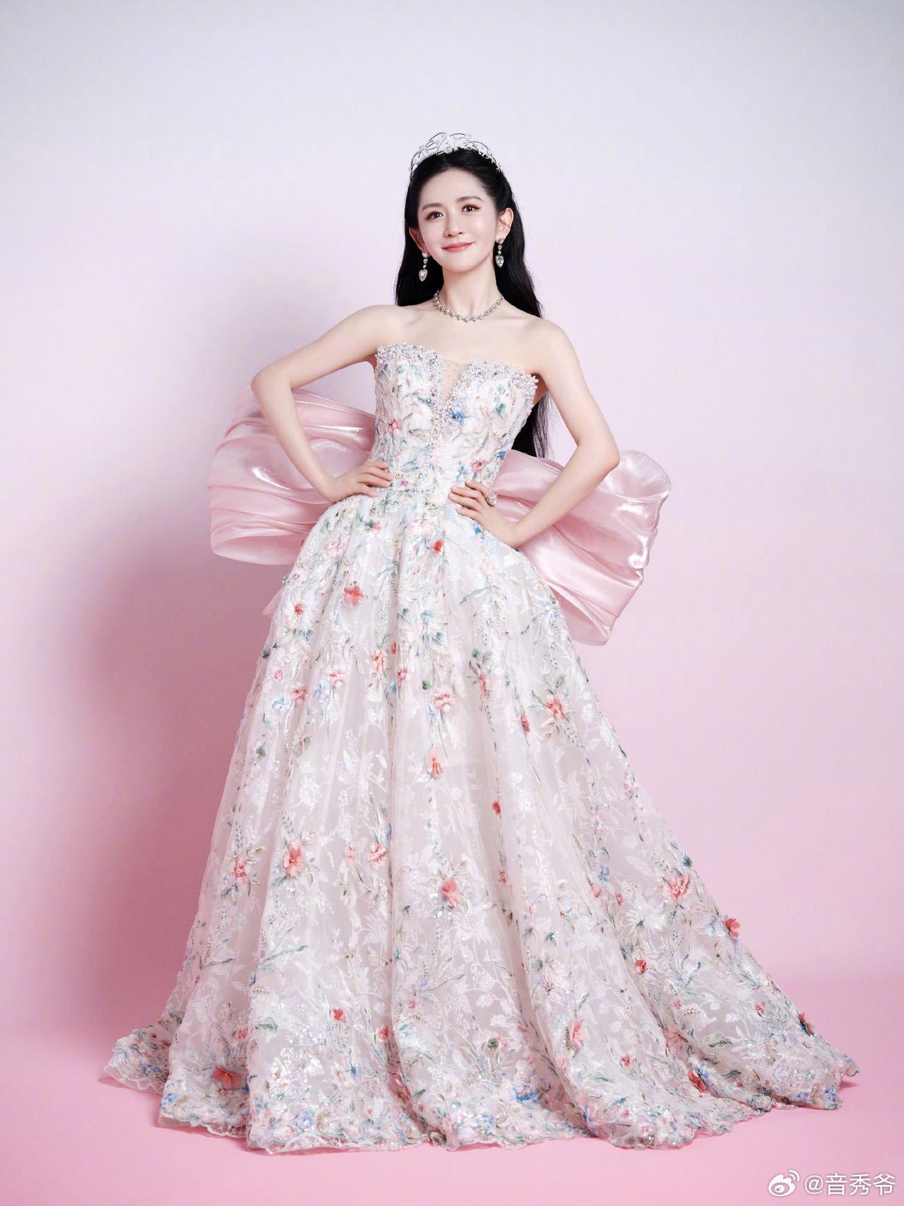 谢娜垫话直至转场完成 女主持人也得乘风破浪吗 乘风2026一开场就被娜姐稳住了，