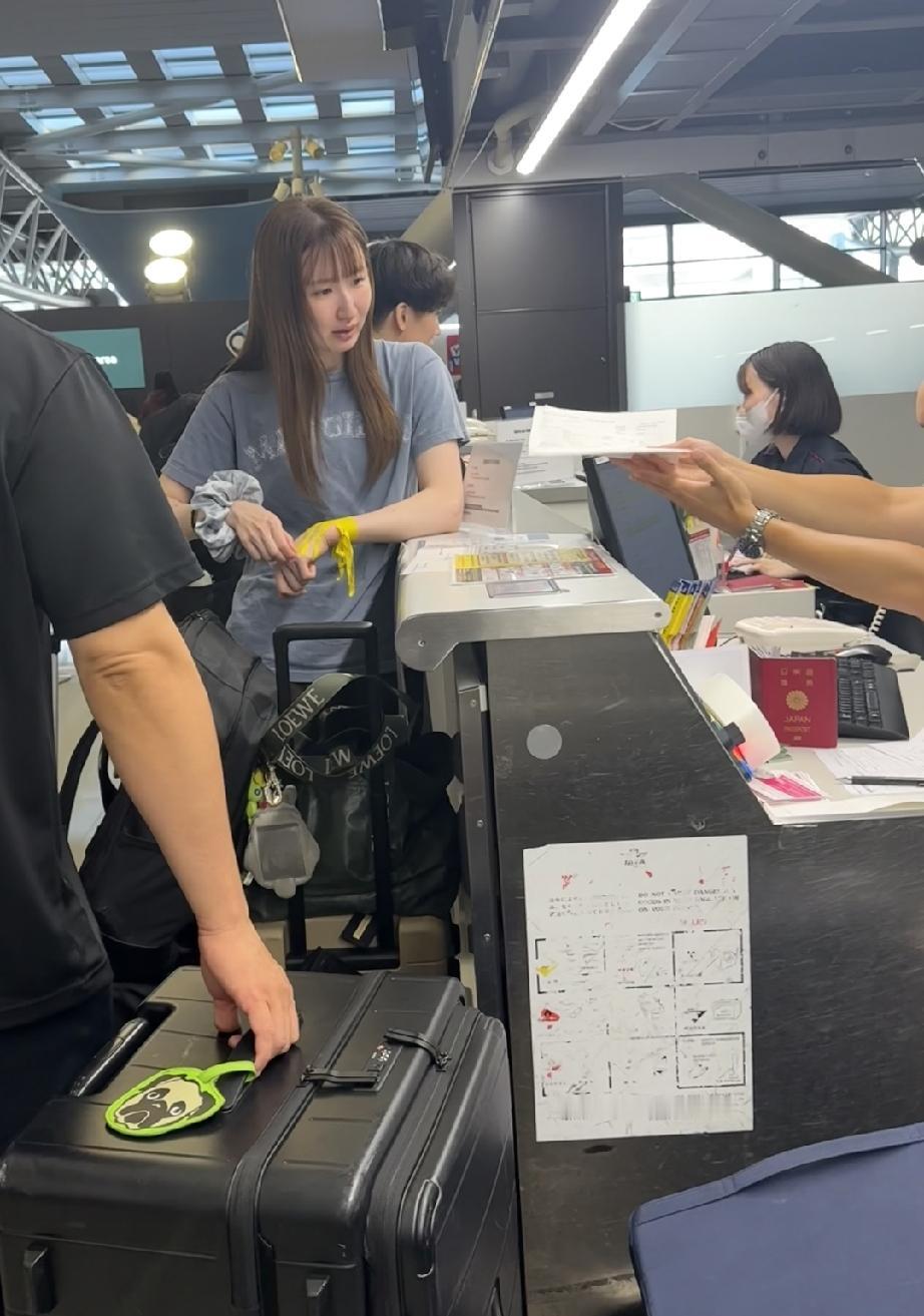 机场偶遇早田希娜。
本人很瘦，头发很长。随身携带两个行李箱。好奇她手上粘贴的黄色