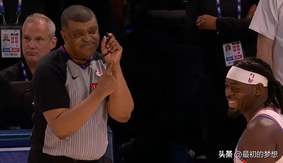 NBA赛场温馨的一幕:多尔特笑得太开心了？

多尔特:今天这场比赛不大好打
裁判