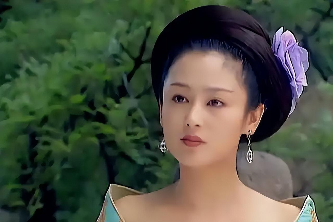 七位宰相，五个是她的人。朝堂上的事，皇帝得先问她的意见。唐睿宗每次收到奏章，第一
