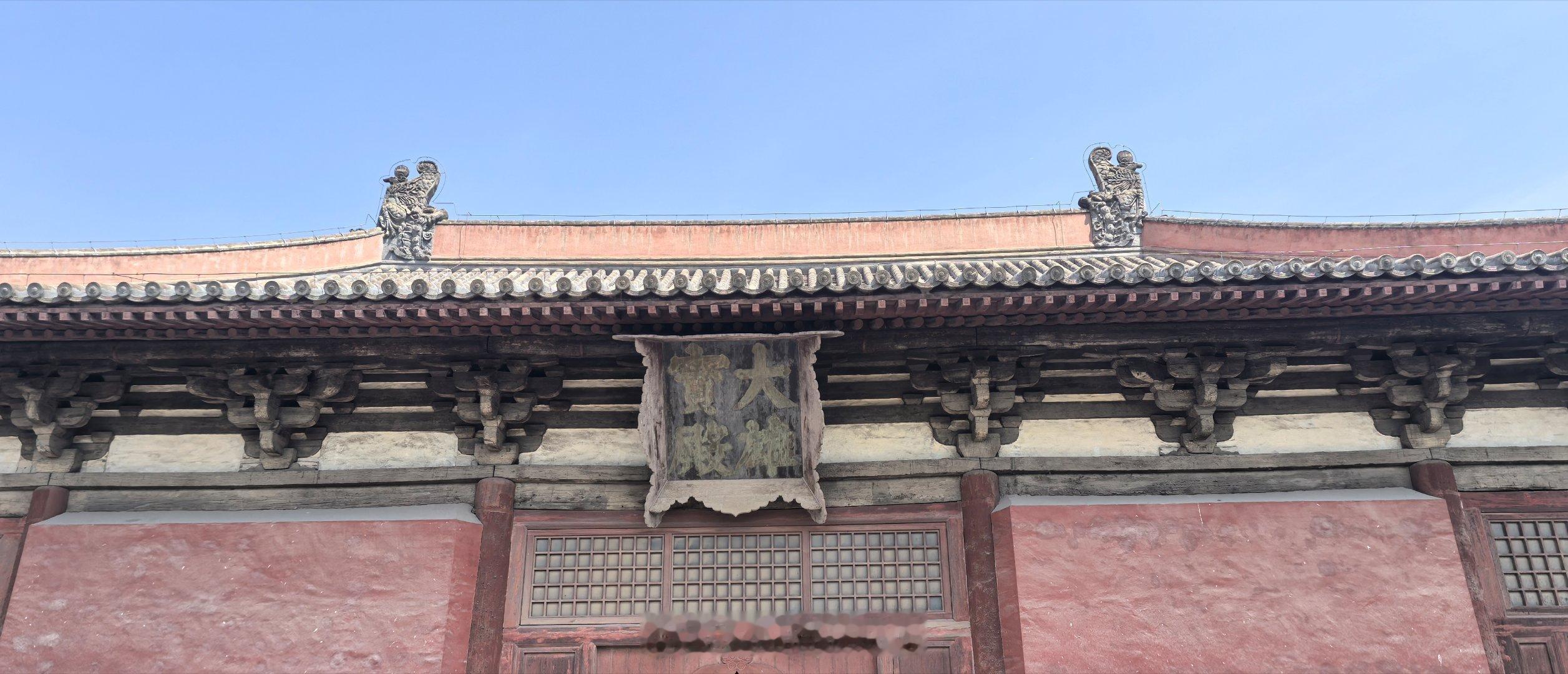 今天在善化寺。这座碑是万历四十四年修的，上书《重修善化寺碑记》。最后一个落款是：