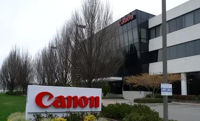 三星、东芝走了，把生产线搬去了越南。阿迪耐克也走了，将工厂搬到了越南，现在就连佳