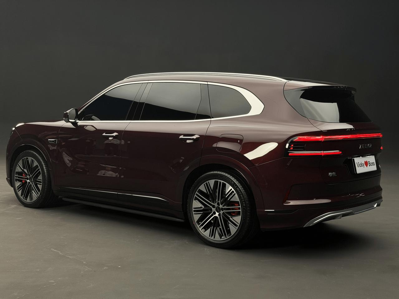 极氪8X在北京车展上亮相，功能好。

极氪 8X——性能取向SUV，搭载2.0T