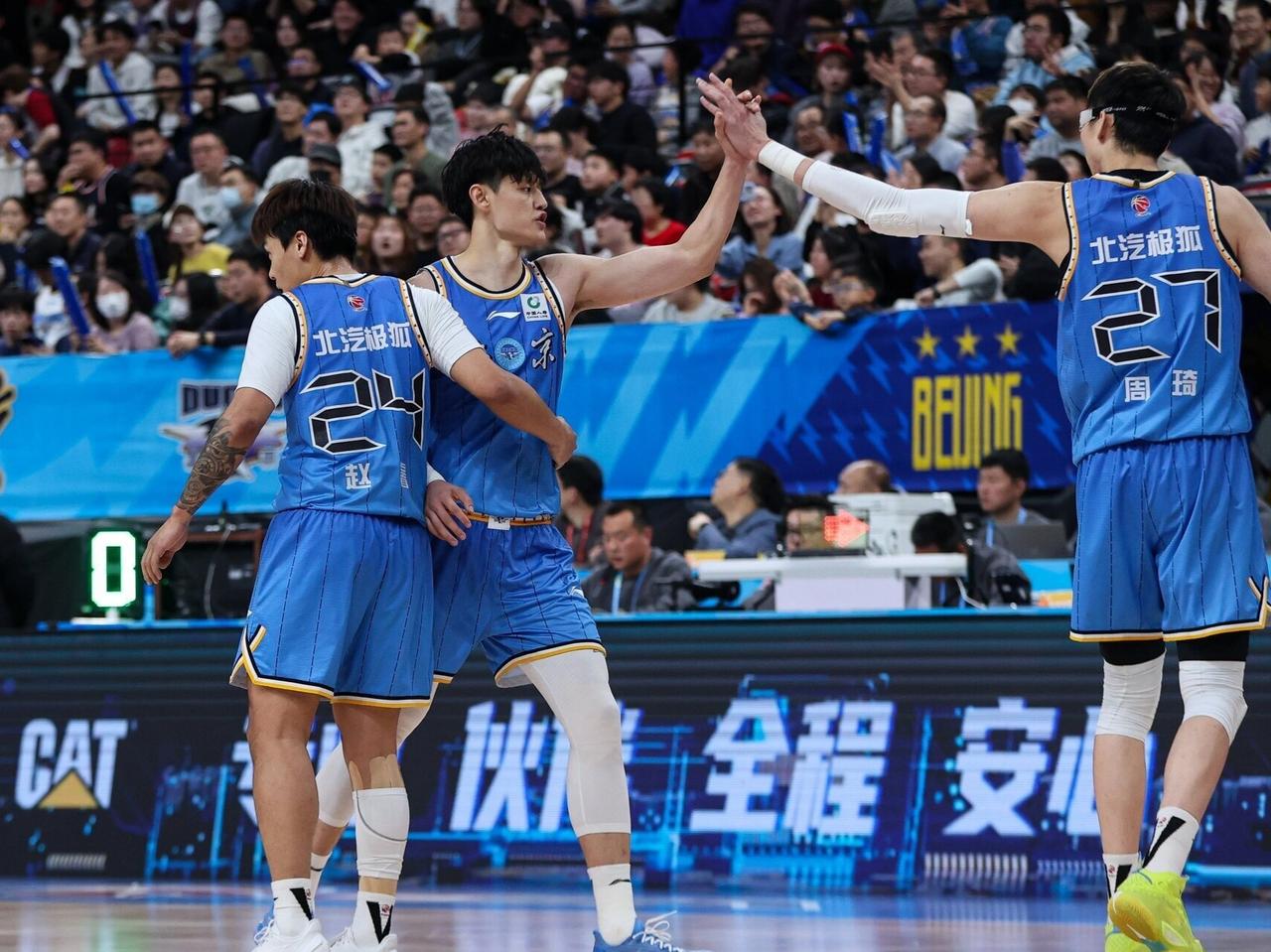CBA最新消息：据知名篮球自媒体人三土带刺报道北京男篮伤病：雷蒙膝盖与脚踝都有问