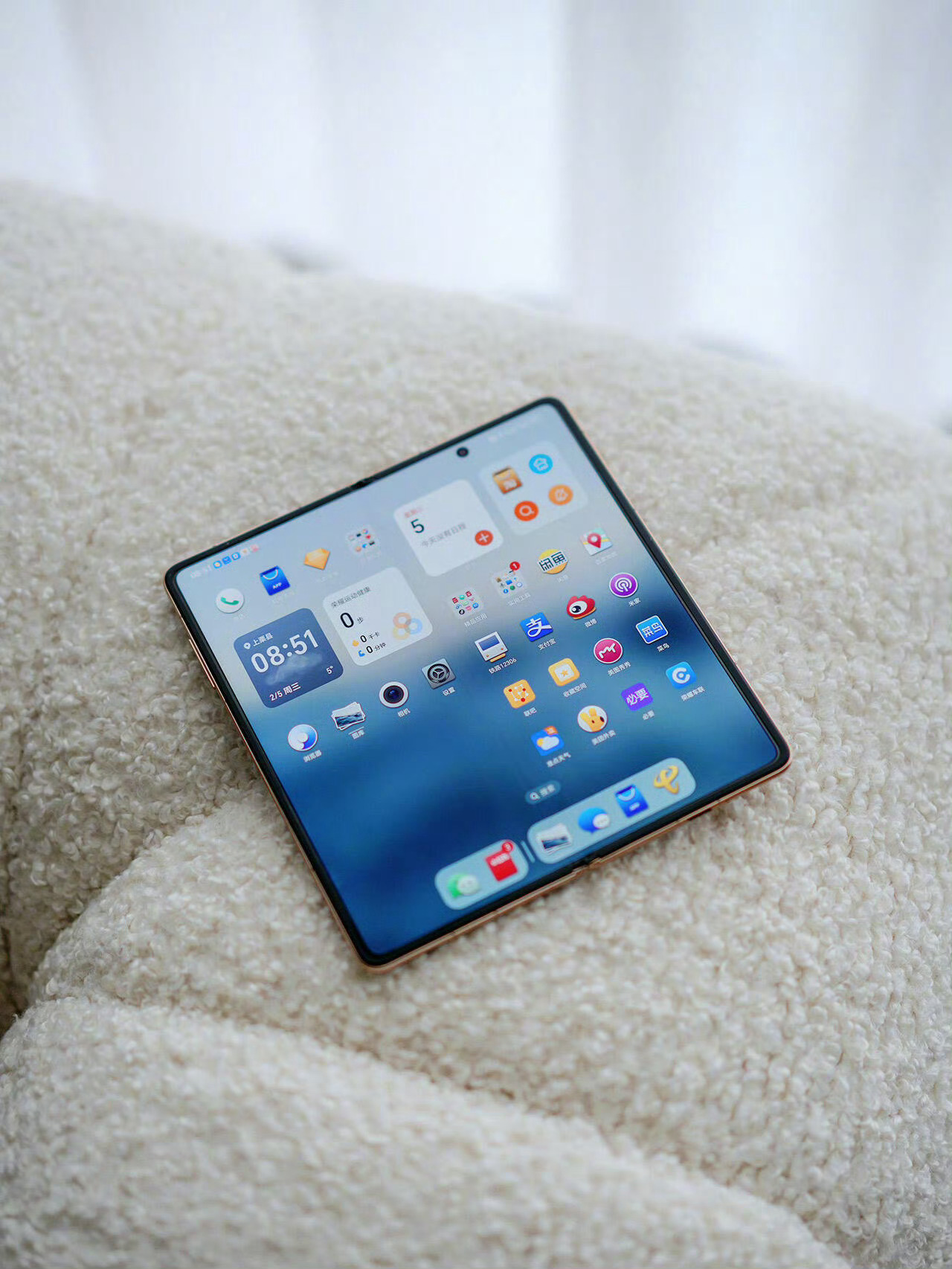 手感真的很好，边缘圆润的手感，而且还薄，背面手感也很赞，完全就是理想中的折叠手机