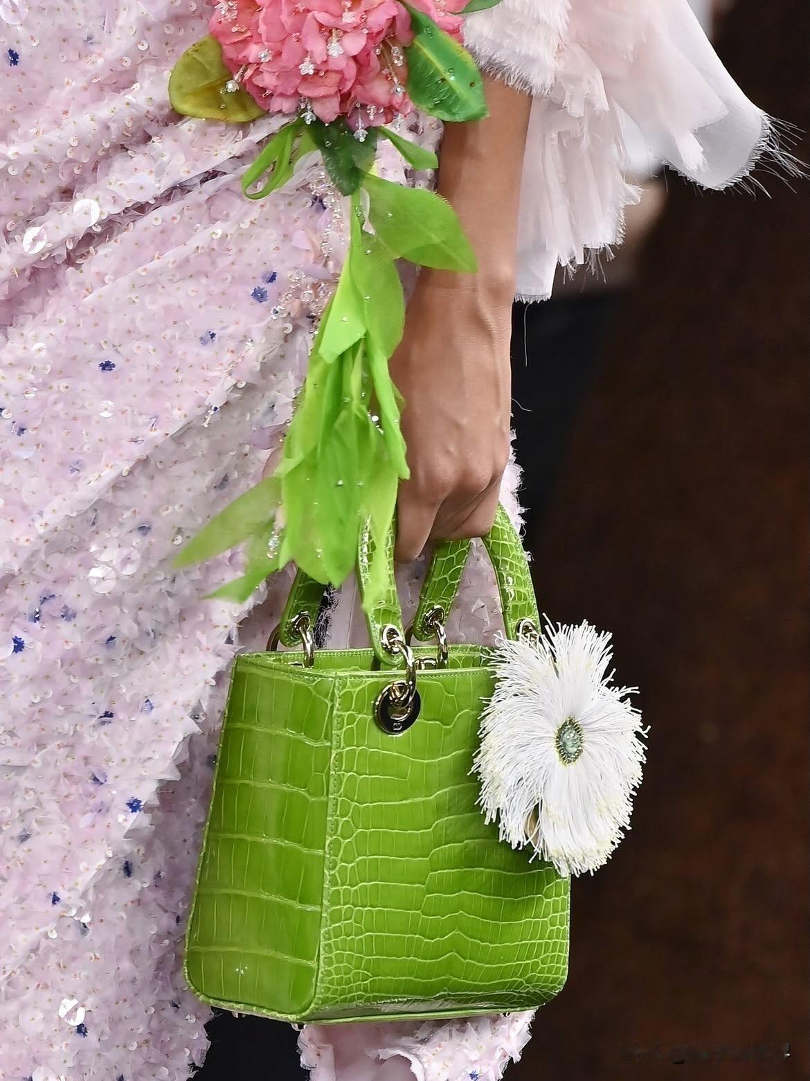 Dior2026秋冬高定真的一点都不敷衍，随便放大一张细节图都美到惊艳！
整场以