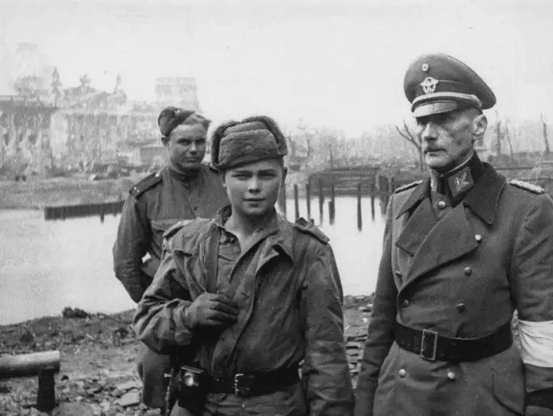 【历史影像】
1945年的柏林，一幅极具戏剧性的画面出现了：一位苏联小红军战士俘