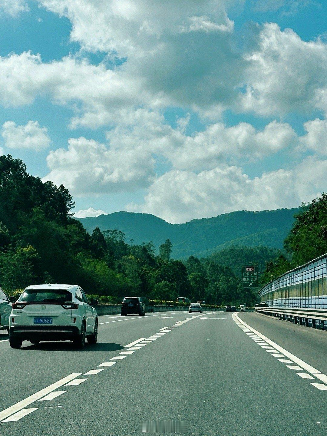 一个人开车去罗定过户，听听歌，想想事情，200公里一程车，当天来回，没有疲惫，内