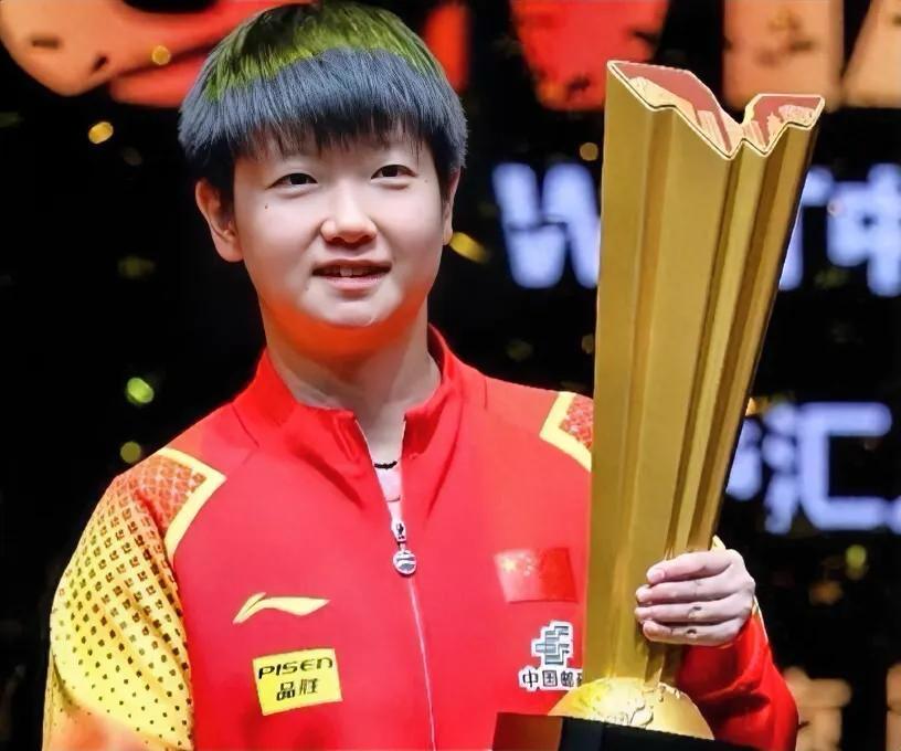 2个画面，孙颖莎亮相国际乒联记录视频。

开场王楚钦背面出现，接下来就是孙颖莎侧