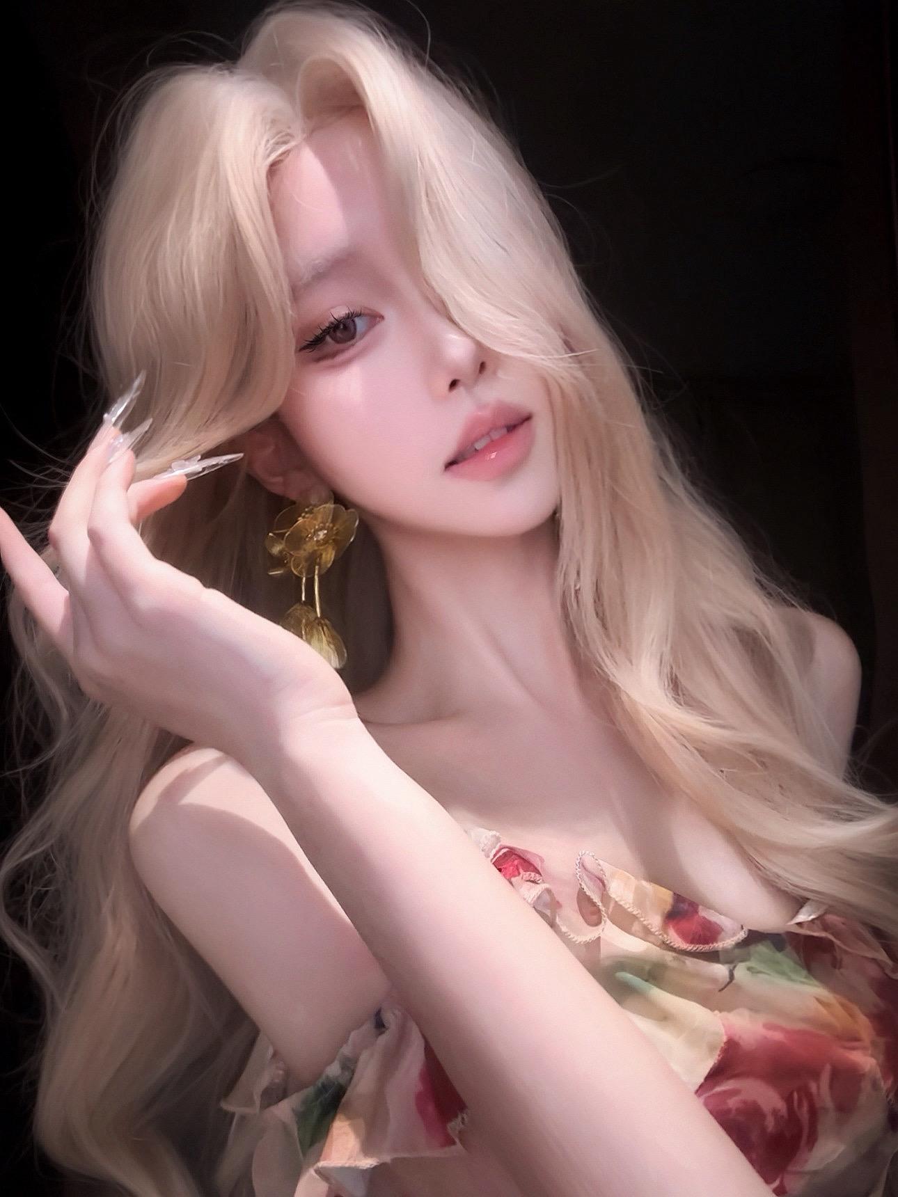 比香气先来的是她的唇印