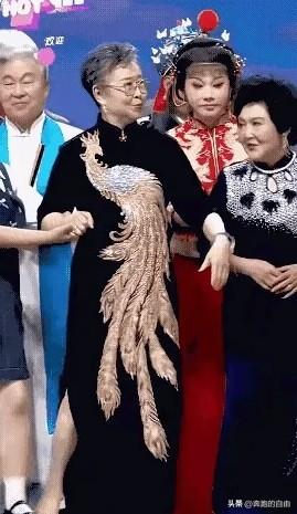 终于把抢C位这事给捋清楚了。
高桂芝是特邀嘉宾，应该是站在第一排的，按照流程，她