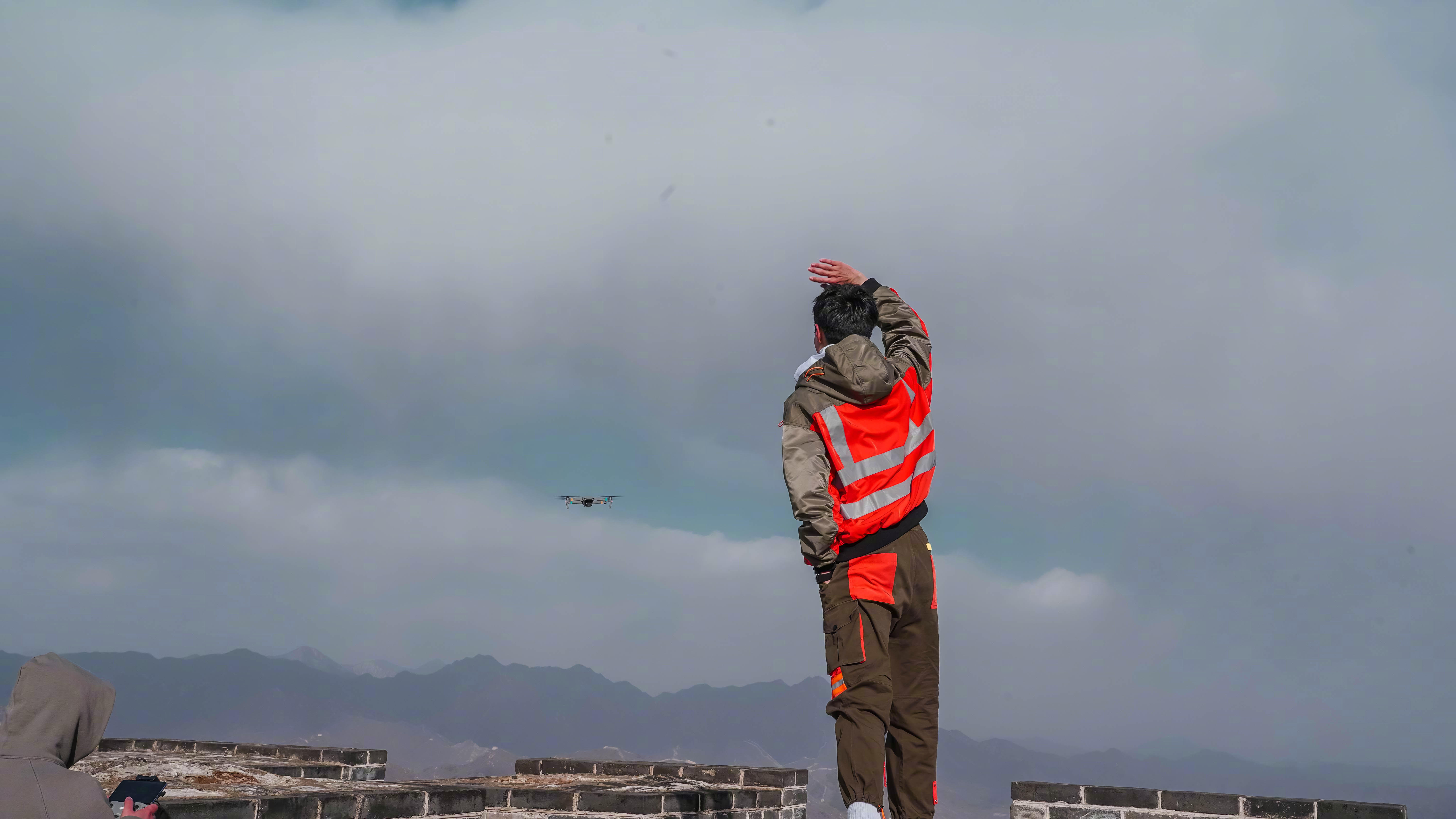 攀登长城， 踏上石阶， 蜿蜒曲折的长城在山川中蔓延，每一步都是对古老岁月的致敬。