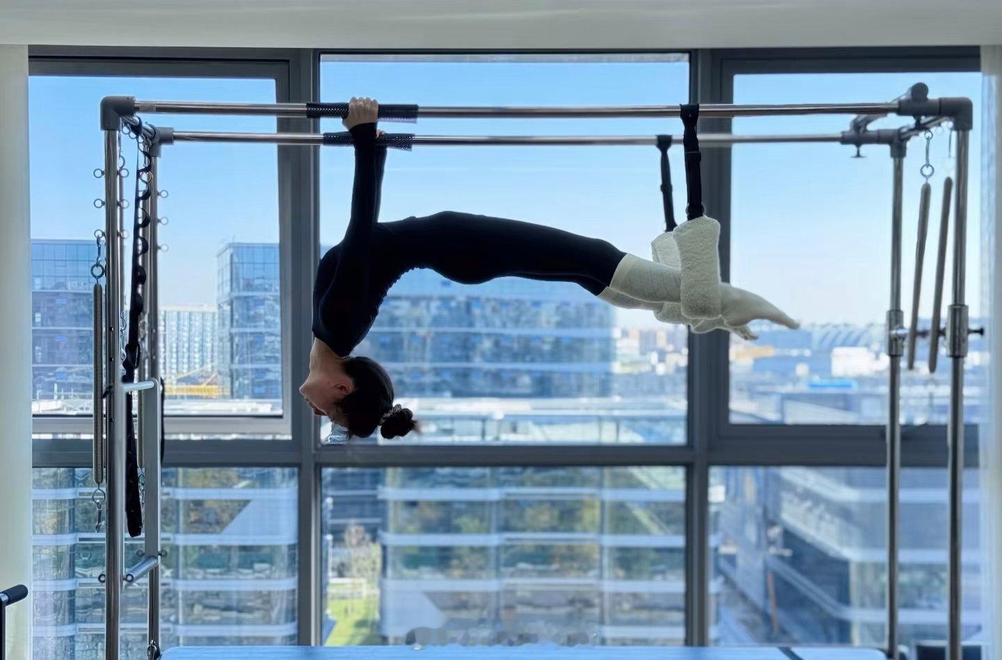 今天做杠精女孩👧🏻练习普拉提真的是一项超级技术活普拉提健身运动就是坚持