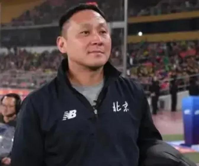 醉驾那一下，真是把人生方向盘打歪了。南方，前国安球员，当年一脚油门踩丢了电视台解