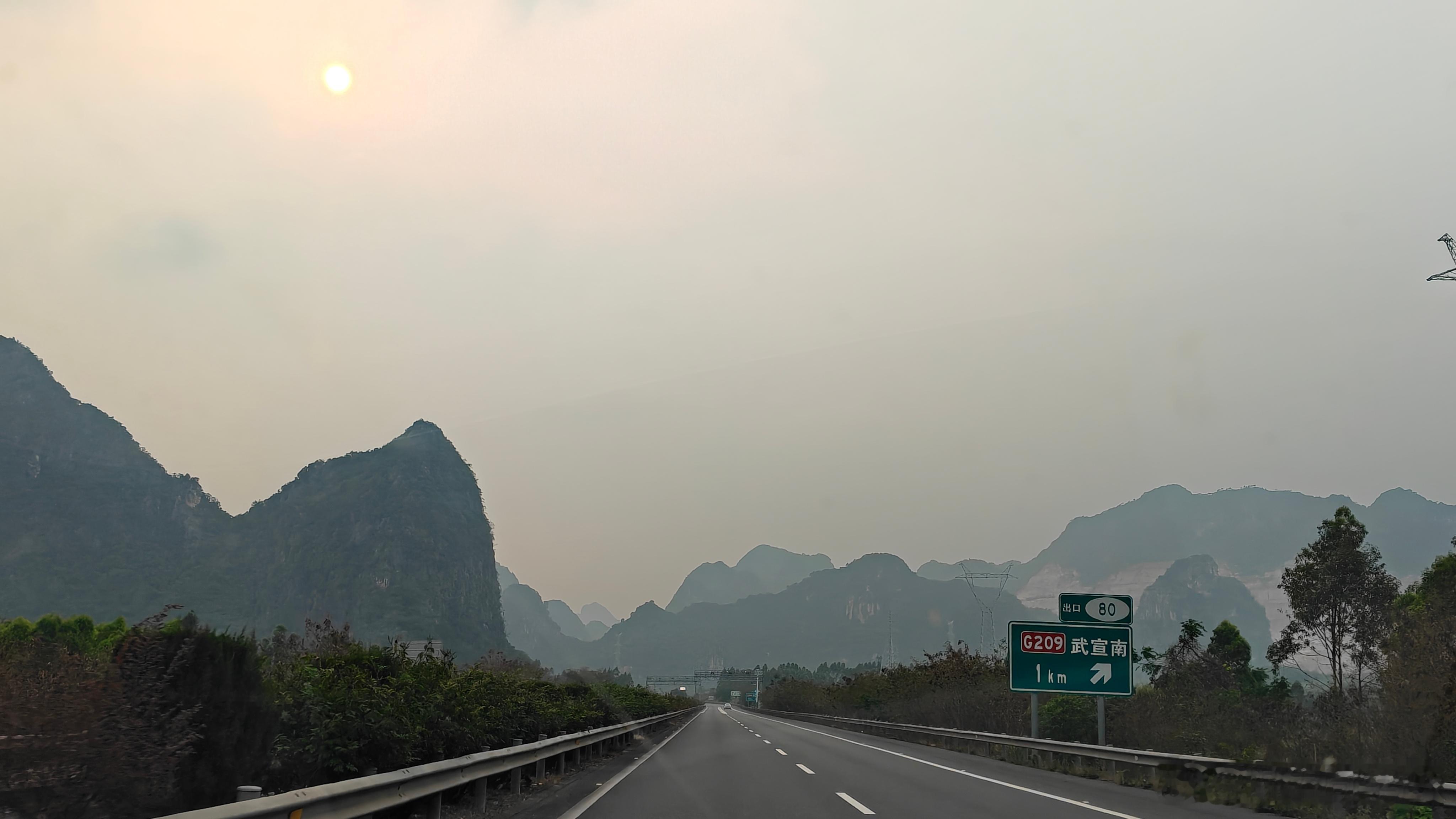 各位早上好！广西真的很适合自驾游，看这画卷般的风景，一切都值了。我的日常plog