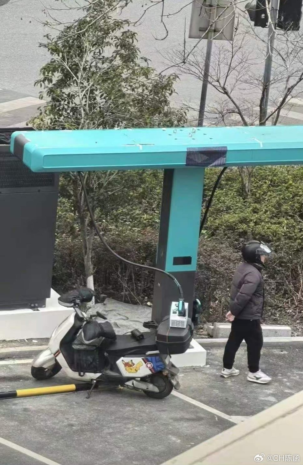 我都还没享受过闪充，大哥的电鸡先享受上了