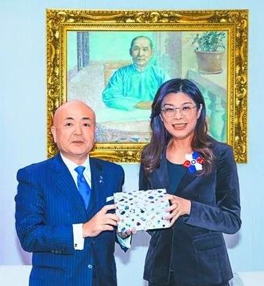 郑丽文捐款100万给日本人？
赖清德等人捐了20万
卢秀燕icon捐了10万
为