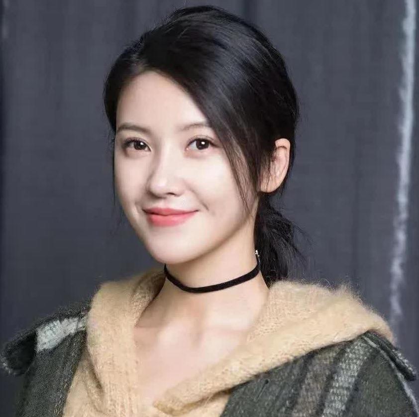 杨子姗，1986年11月6日生于江苏南京，内地女演员、歌手，毕业于南京艺术学院音