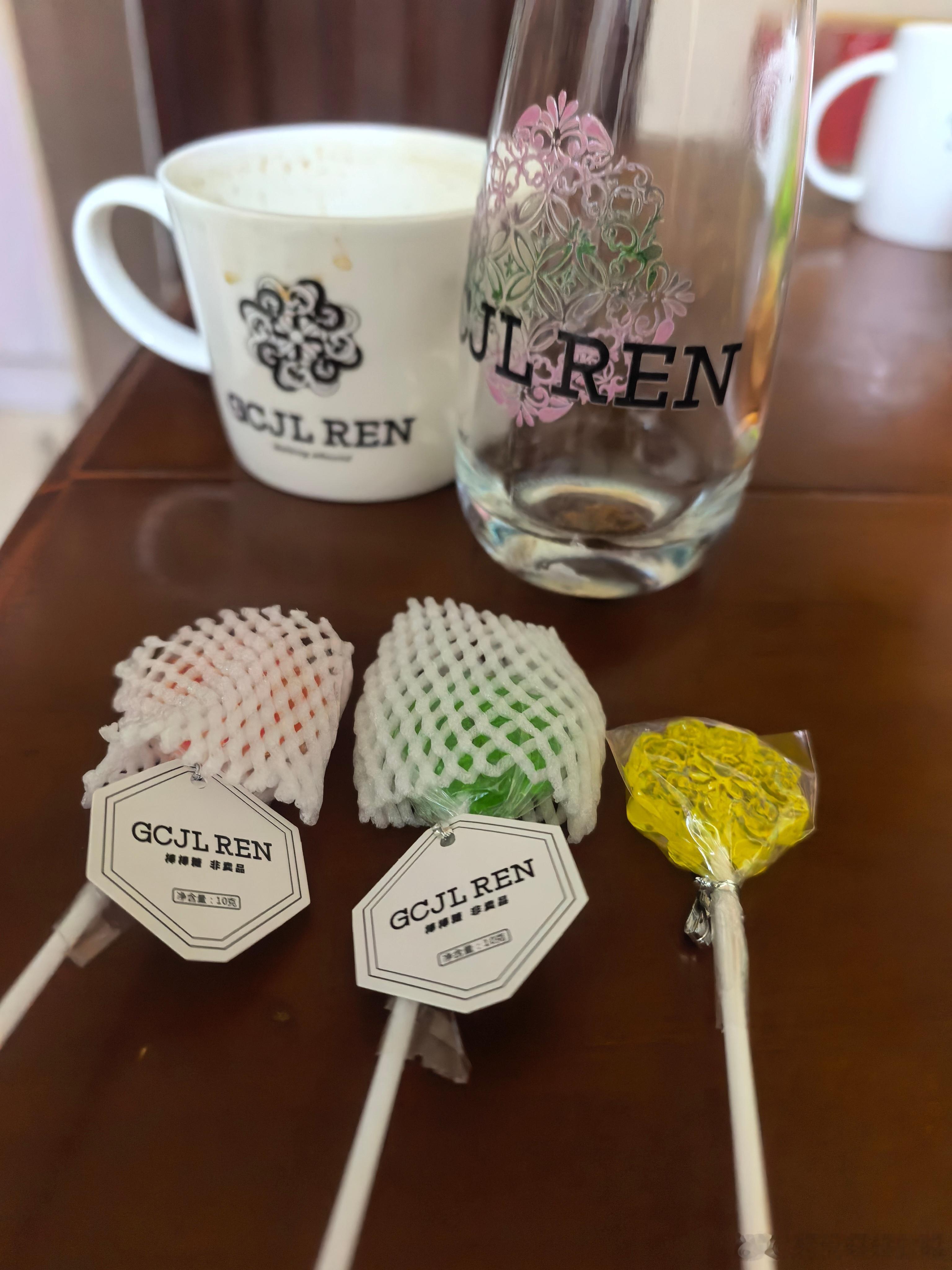 任嘉伦个人艺术中心 第一次去红房子好多没有喝上，下次再来