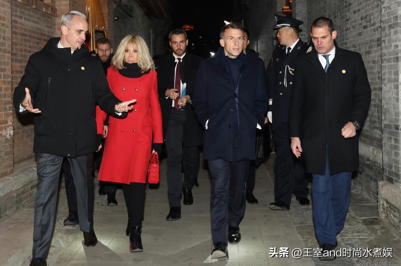 法国总统马克龙夫妇访华结束，已经回国了，但是网友晒出了一组夫妻俩打卡燕园的照片，