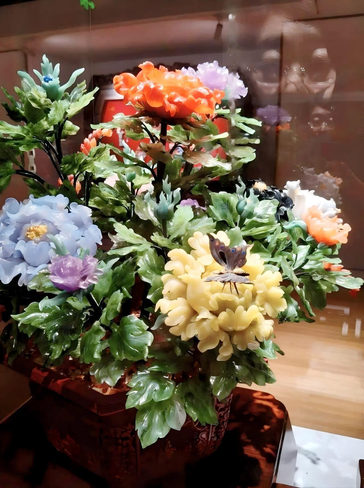 不要在垃圾桶里翻玫瑰，不要在玻璃渣里找糖吃，不要在有毒的环境里找存在。
玫瑰生在