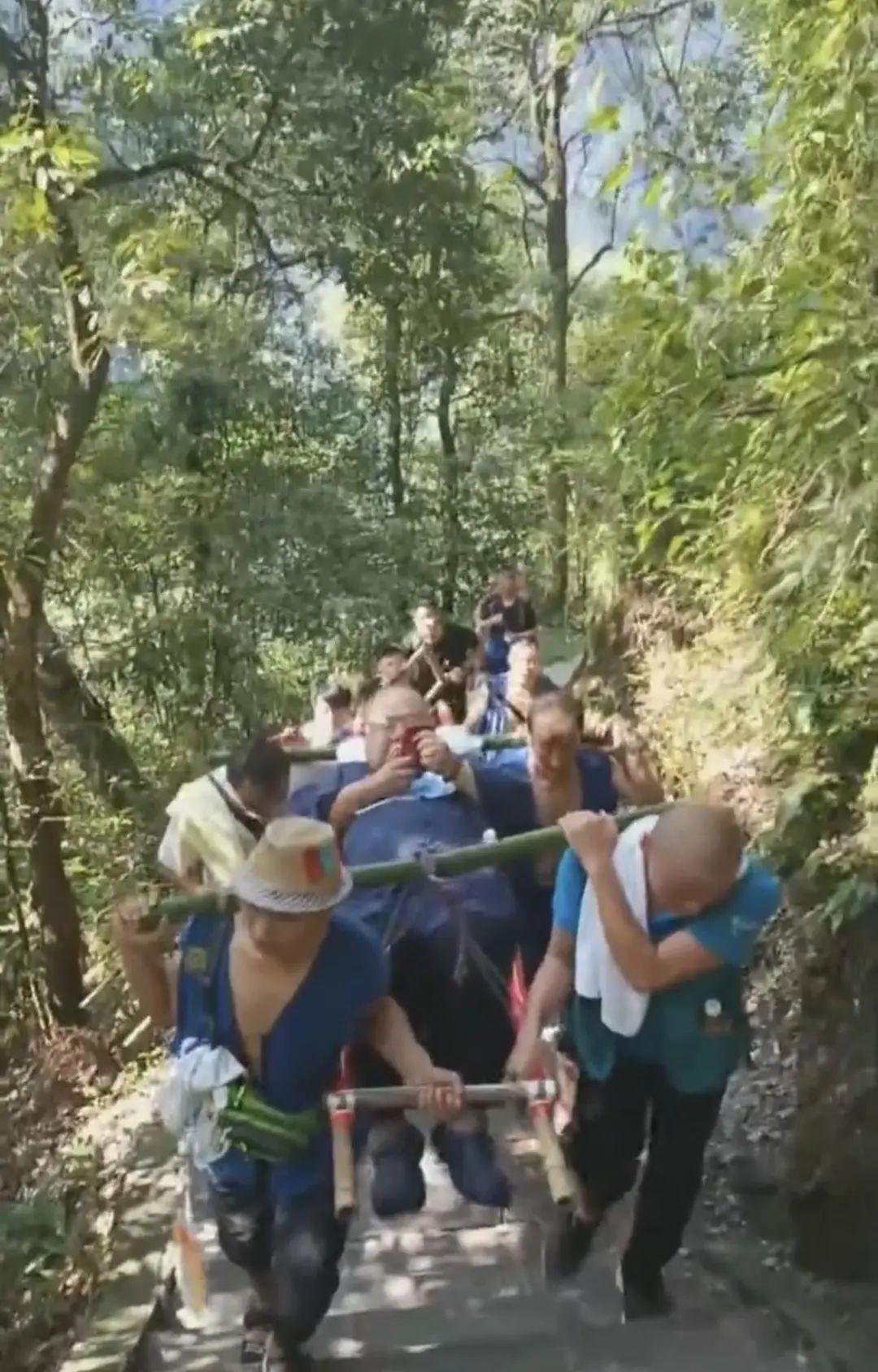 “真是有钱任性啊！”263斤男子想上峨眉山，但因体重问题实在困难，于是他花200