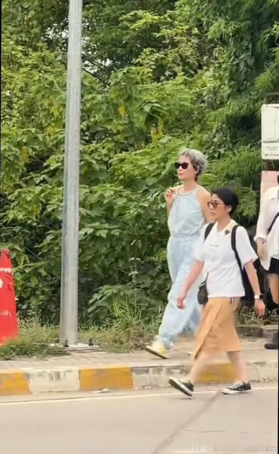 清迈偶遇叶童清迈偶遇叶童，状态好好！清迈街头偶遇叶童