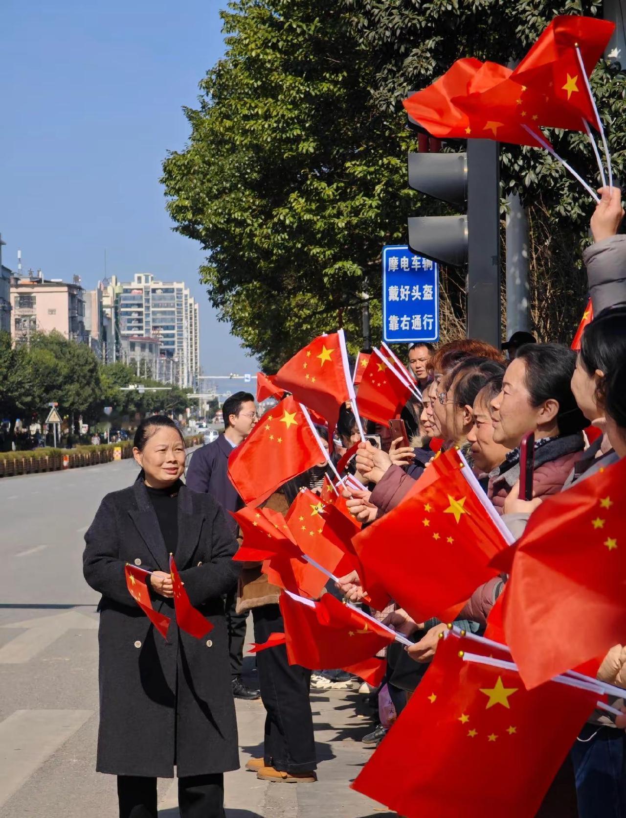 欢迎湘超冠军。冠军来蓝山了！龙泉社区居民，志愿者自发组织的，今天下午一点多欢迎湘
