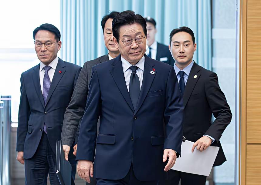 国际事务有的时候真的是需要威慑力的，讲道理讲不清楚的事情，打耳光就讲的明明白白。