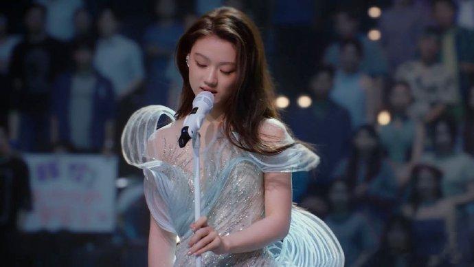单依纯3年前是听歌3年后是唱歌 单依纯人美歌甜，听她唱歌就是一种享受啊~单依纯人