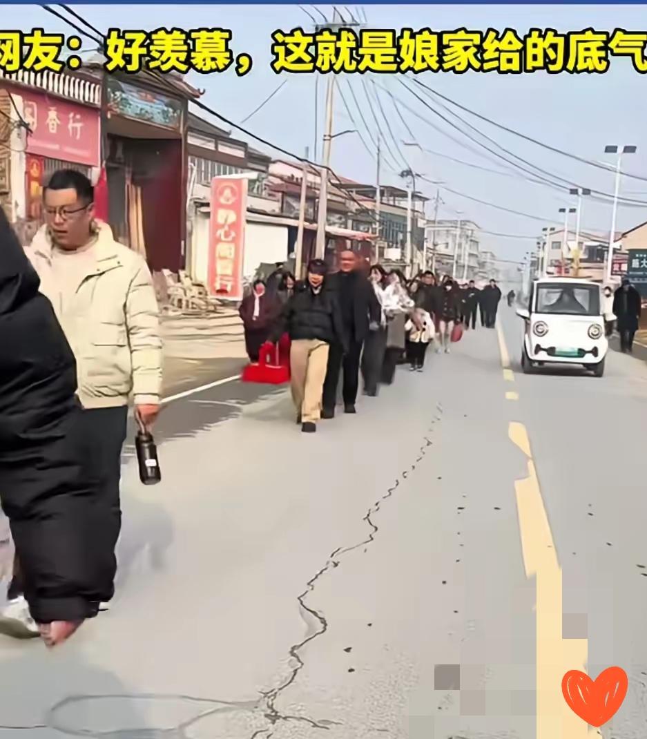 真替男方发愁！这满月宴可咋招待？
女方娘家人浩浩荡荡来了几十号人，
男男女女老老