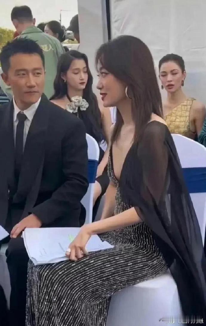 张小斐也太瘦了吧！身形纤细到肉眼可见的单薄，难怪大家会说“前胸贴后背”，状态变化