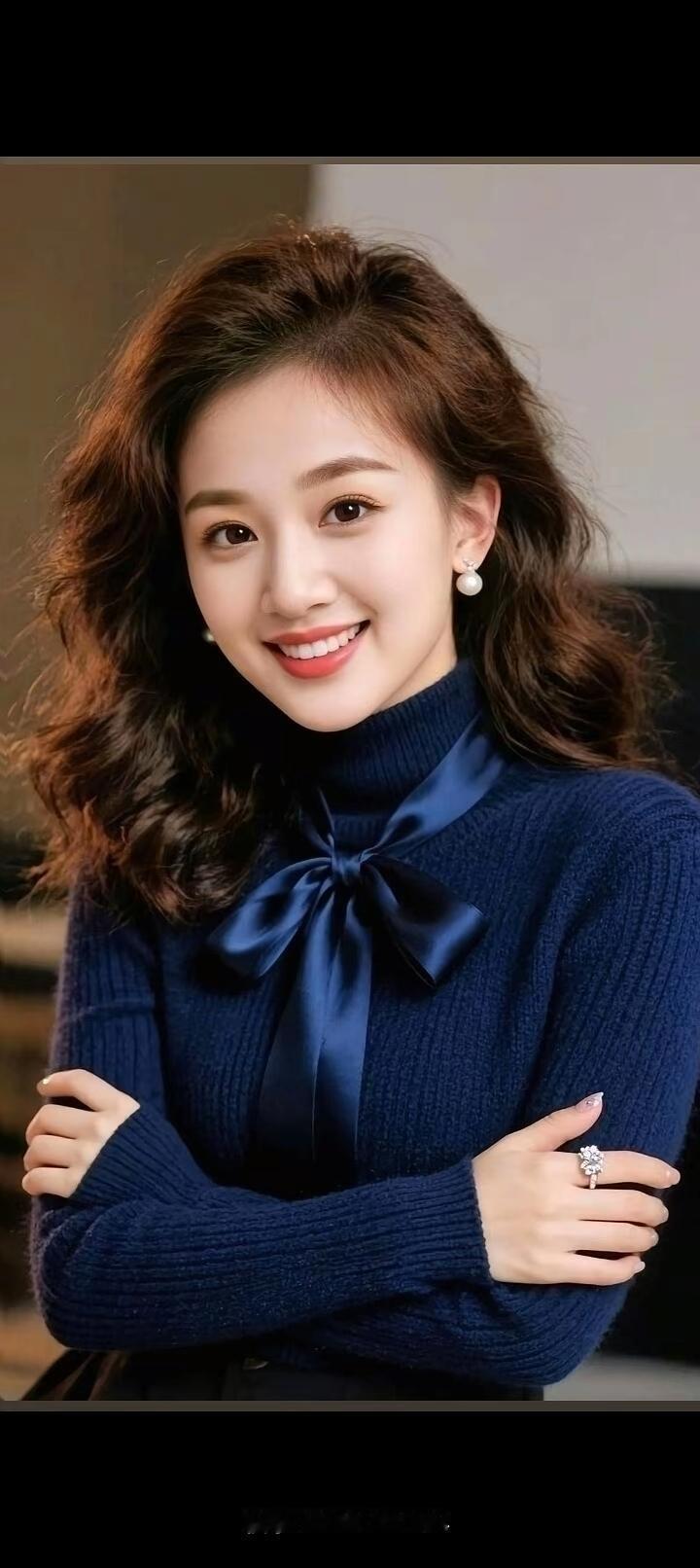 优雅蓝调，甜美笑容，闪耀的蝴蝶结与钻石戒指相得益彰，尽显时尚魅力！💎🌸