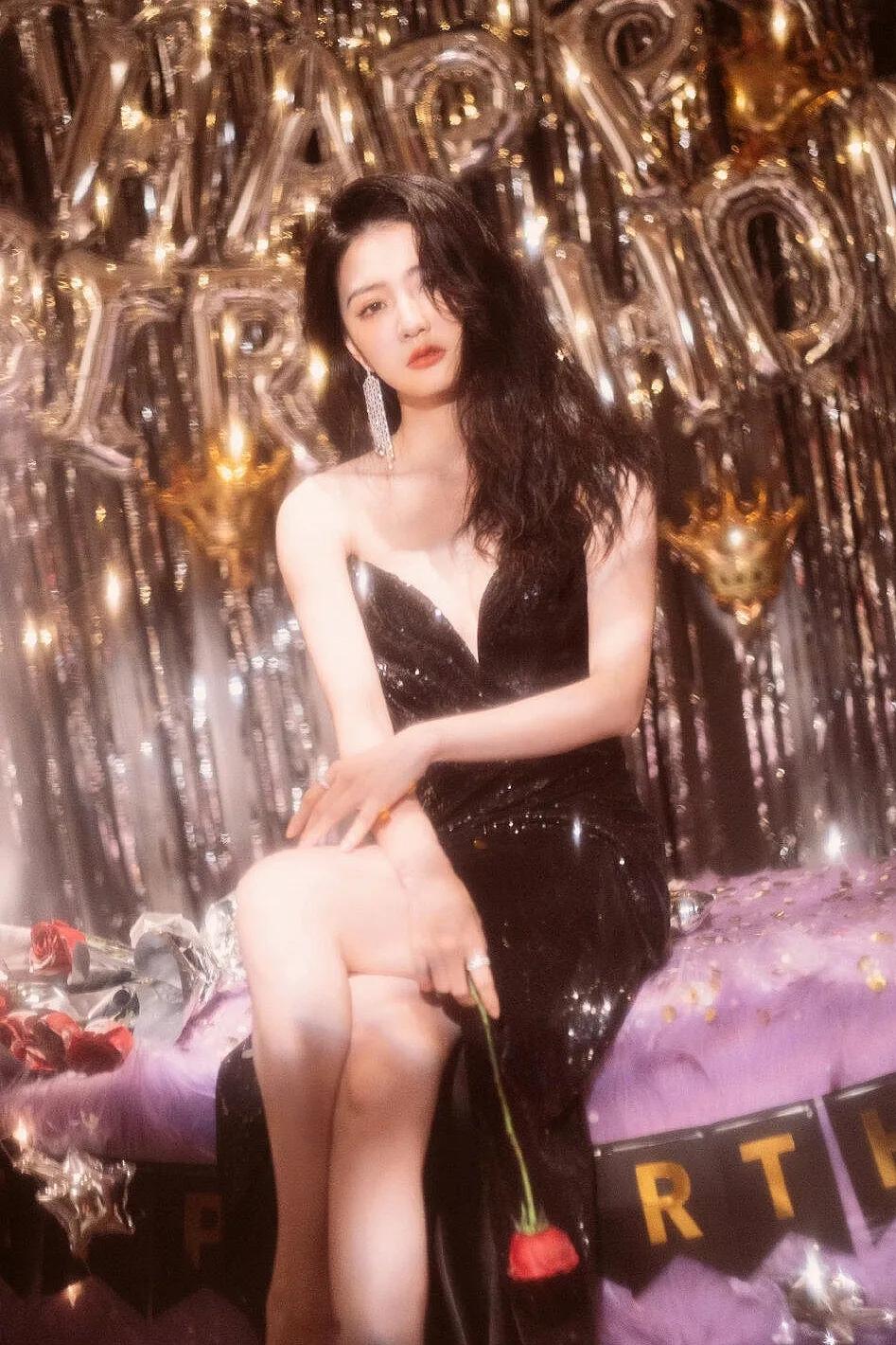 女星写真｜徐璐，夜色玫瑰，亮面礼服的魅惑风情。