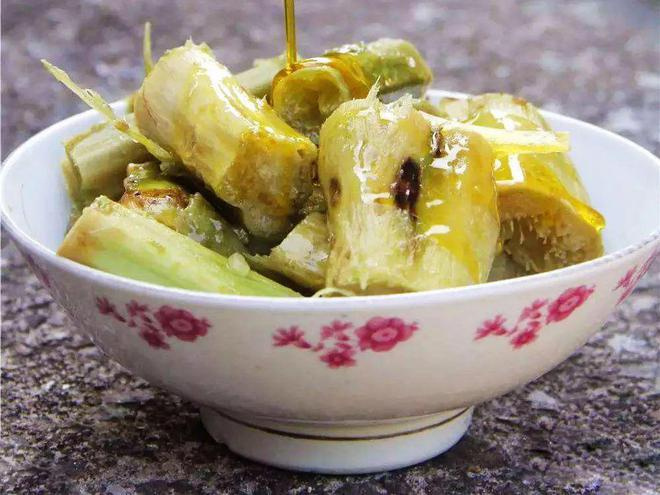 宁波老底子消暑美食苋菜梗一到夏天，宁波人就爱吃这种粘嗒嗒的“生化武器”——霉苋菜