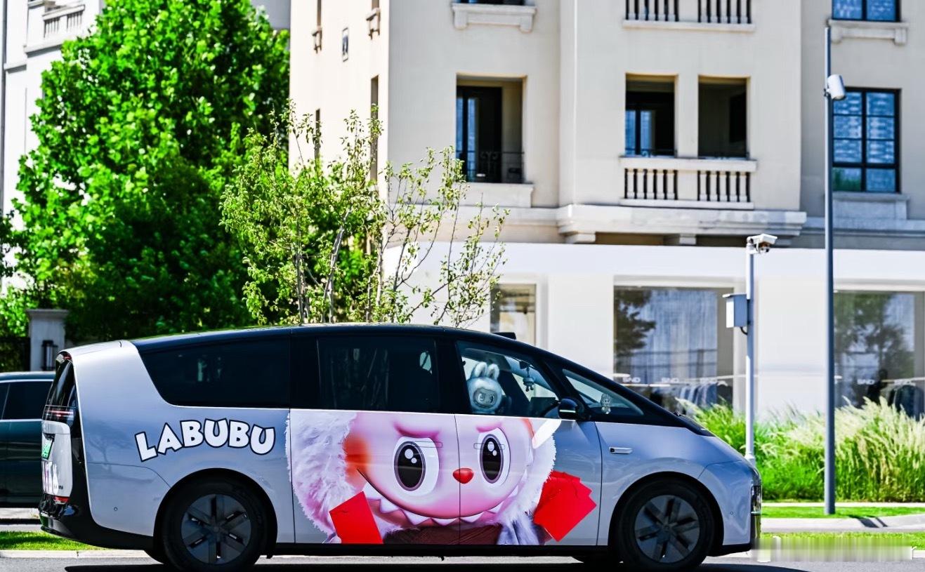 不想高价买Labubu，那就贴一个超大版的！当最亮眼的崽～ ​​​